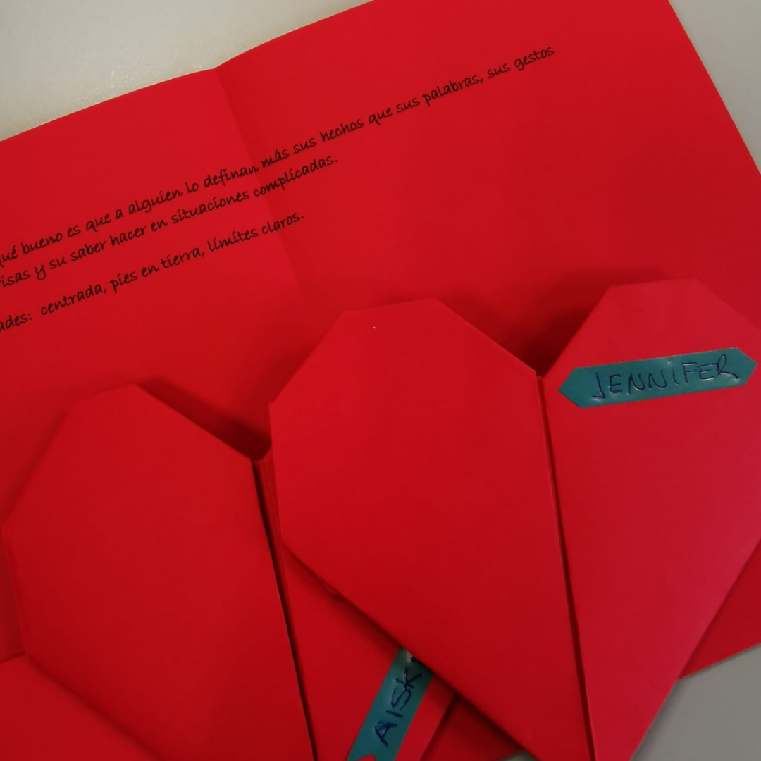 Origamis en forma de corazón entregados al alumnado del proyecto Abeiro en Teixeiro