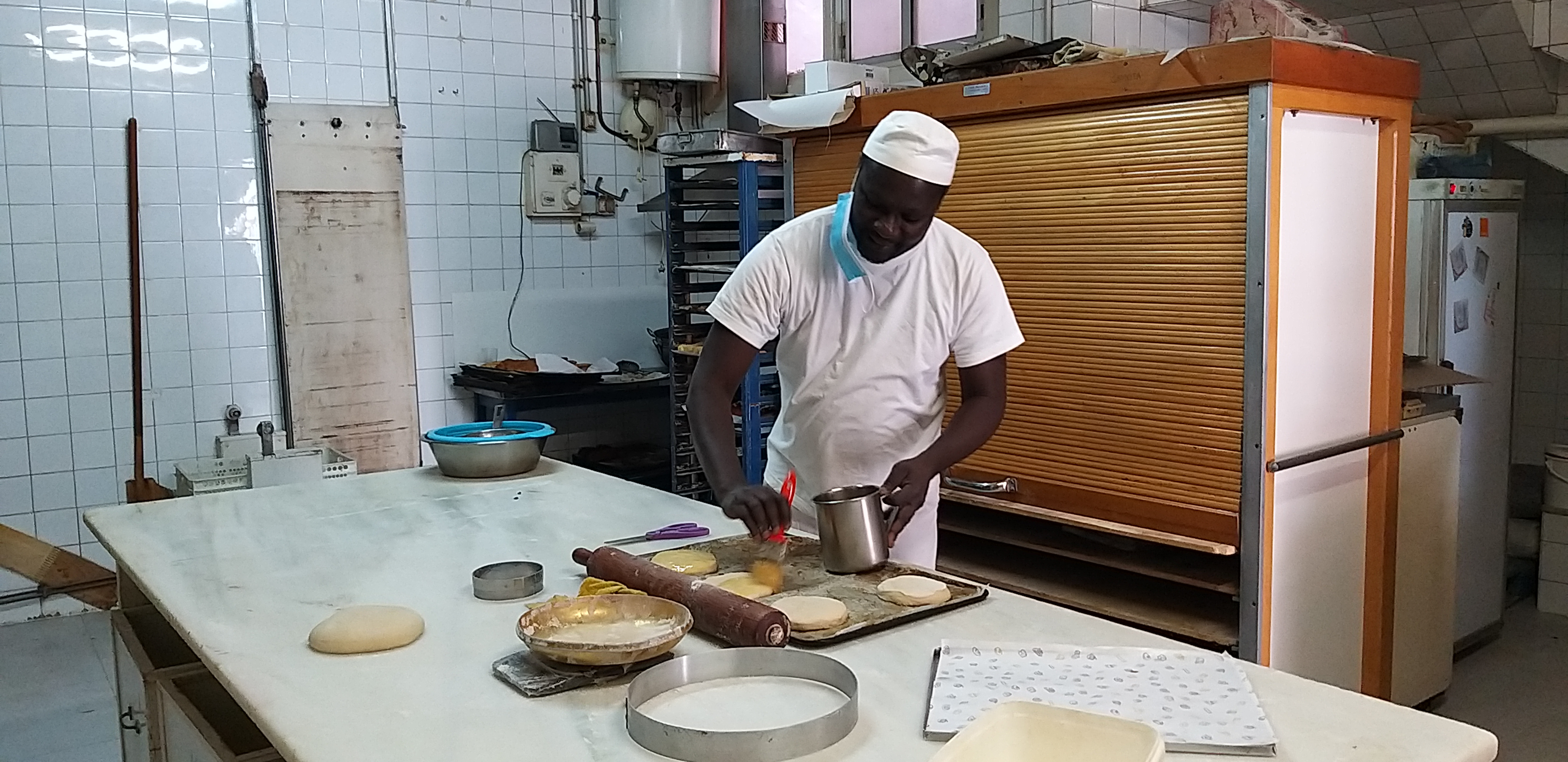 Daouda Sene en su panadería-pastelería recién abierta en Vigo