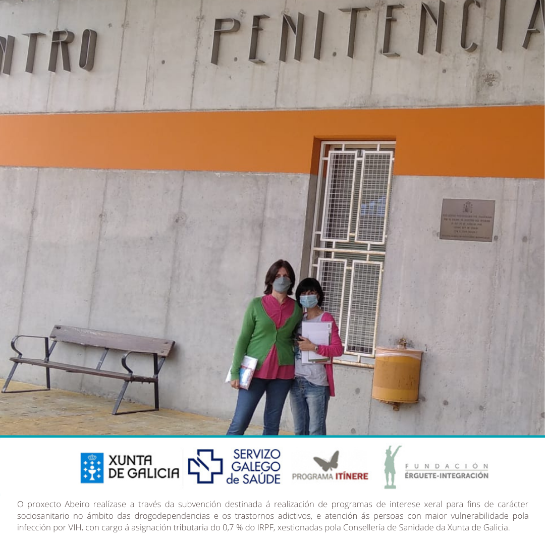 As técnicas Laura e María na entrada do Centro Penal de Pereiro de Aguiar