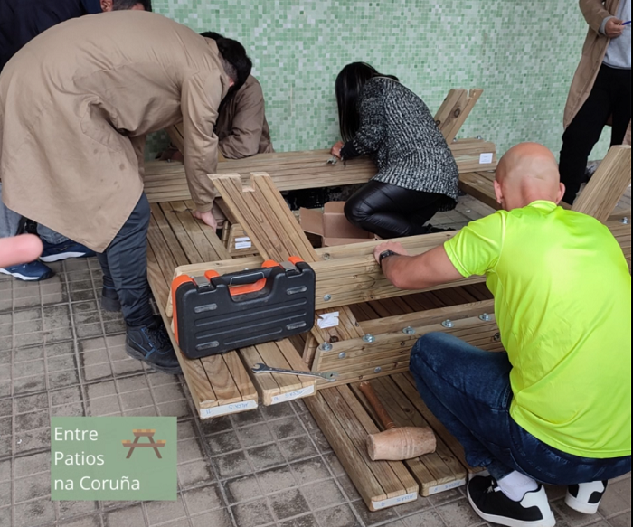 Video Las mesas de picnic elaboradas desde Teixeiro ya están en los patios de los centros educativos!