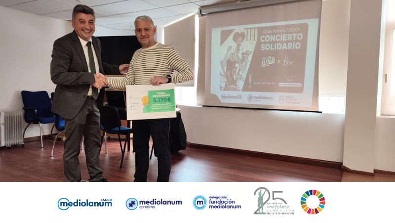 Ruben Cagiao, presidente de la Fundación Érguete-Integración, recoge el cheque de manos del organizador del evento, Javier Rodríguez